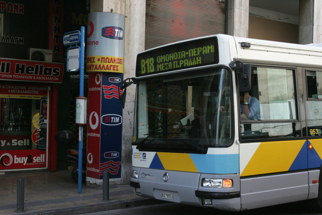 Λεωφορείο προσέκρουσε σε στάση στην οδό Φιλελλήνων - Τραυματίστηκε ελαφρά μια γυναίκα (Photos) - Media