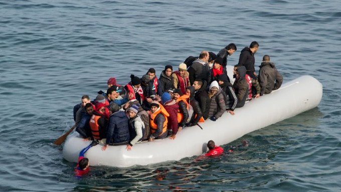 Βάρκα με πρόσφυγες και μετανάστες στη Λέσβο - Media