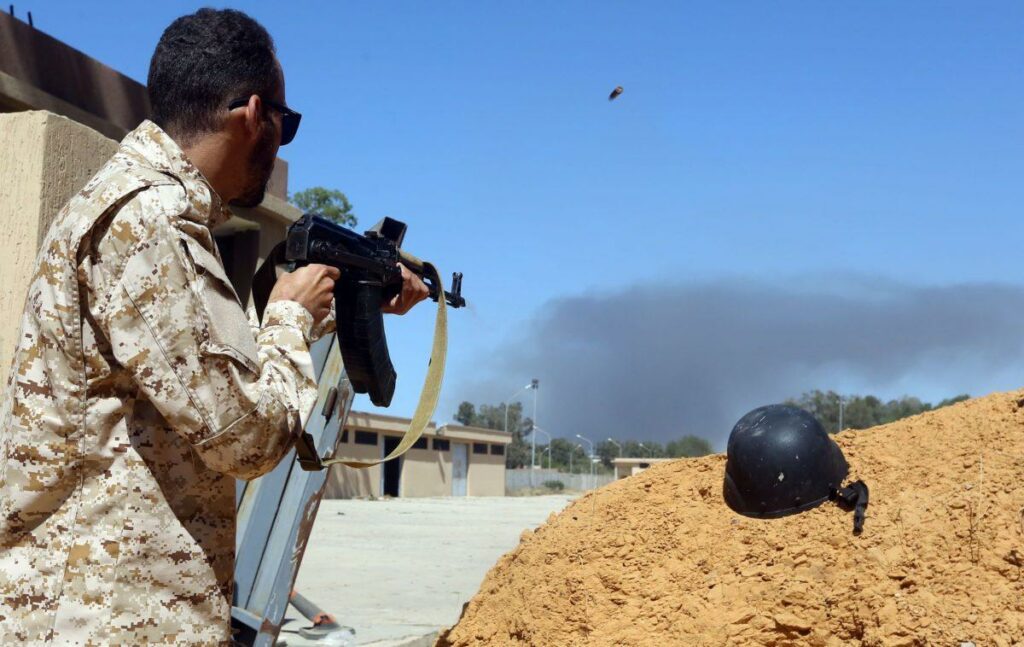 Απόλυτο μυστήριο στη Λιβύη: Άγνωστοι με βαρύ οπλισμό κατέλαβαν πετρελαιοπηγές του Χαφταρ - Media