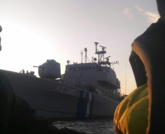 Παραμένει μεσοπέλαγα η βάρκα με τους πρόσφυγες που κινδυνεύουν βόρεια της Λέσβου - Media