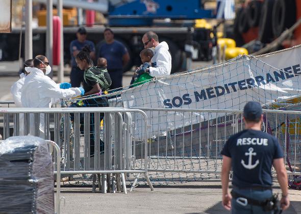 Η Βαλέτα υποχρεώθηκε να επιτρέψει την αποβίβαση σε 425 μετανάστες που κρατούνταν σε ναυλωμένα σκάφη - Media