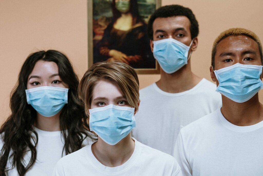 Κορωνοϊός: Και με μάσκα, τα σταγονίδια βήχα μπορούν να φτάσουν σε απόσταση ενός μέτρου - Media