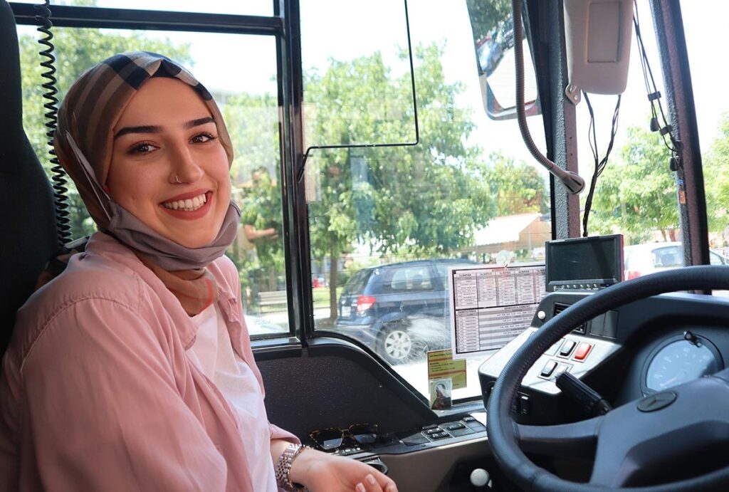 Νεσλιχάν: Η νεαρή μουσουλμάνα που οδηγεί ΚΤΕΛ και ανοίγει δρόμο στις γυναίκες της Ροδόπης (Photos) - Media