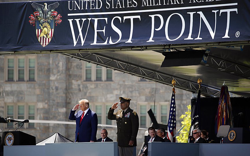 Η εμφάνιση του Τραμπ στην τελετή αποφοίτησης του Γουέστ Πόιντ εντείνει τη φημολογία για την υγεία του - Media