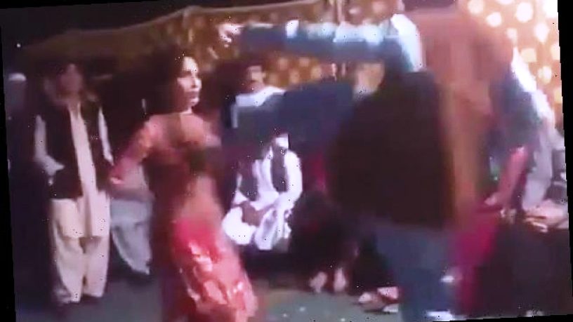 Πακιστάν: «Καρατέκα» νταής κλωτσά γυναίκα επειδή χόρευε - «Δεν της επιτρέπεται» (Video) - Media