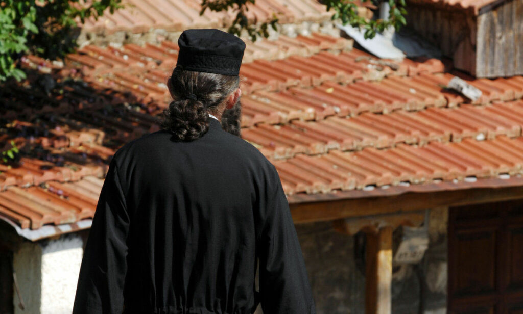 Ιερέας στη Λάρισα γρονθοκόπησε τη σύζυγο και την κόρη του - «Έχω δικαίωμα να μαλώσω το παιδί μου» - Media