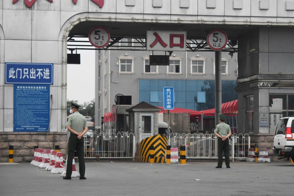 Ο κορωνοϊός επιστρέφει στην Κίνα: Lockdown σε 10 συνοικίες του Πεκίνου, λουκέτο σε μεγάλη αγορά  (Videos) - Media