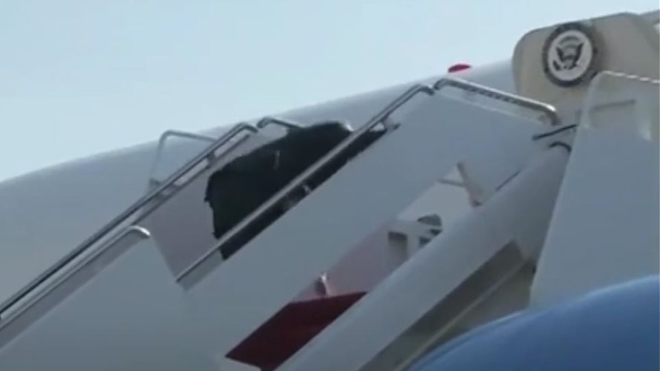 Ο αντιπρόεδρος των ΗΠΑ Μάικ Πενς σκόνταψε ανεβαίνοντας στο Air Force Two (Video) - Media