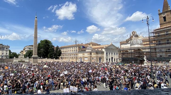 Τεράστια κινητοποίηση κατά του ρατσισμού στην Πιάτσα ντελ Πόπολο της Ρώμης - Media