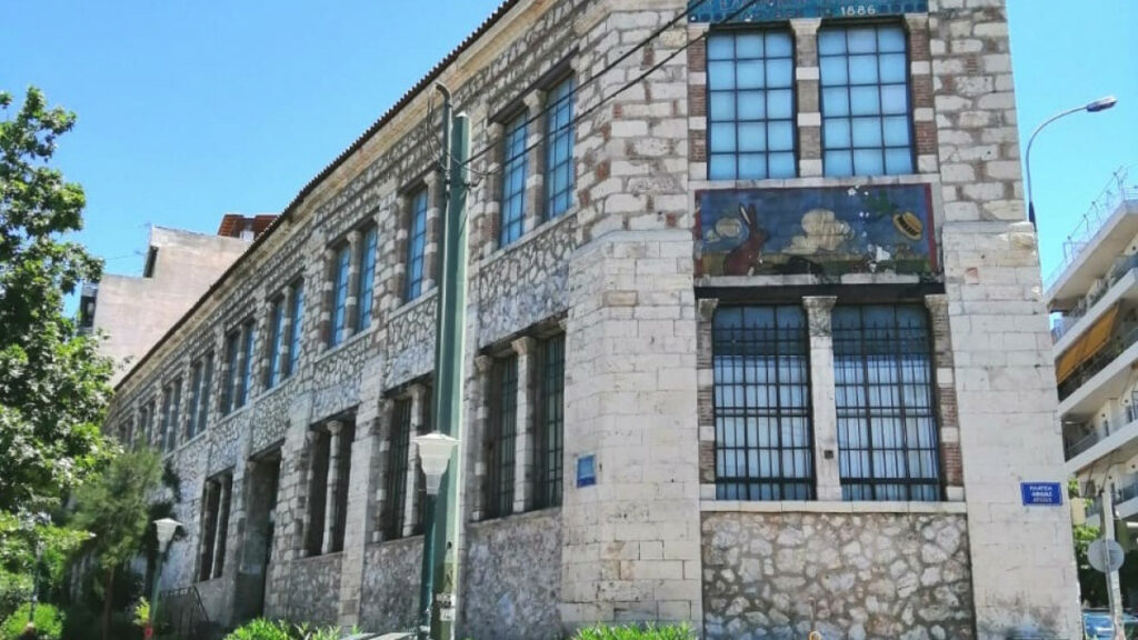 Αντιγκράφιτι εκστρατεία δήμου Αθηναίων σε εμβληματικό κτίριο του κέντρου (Photos) - Media