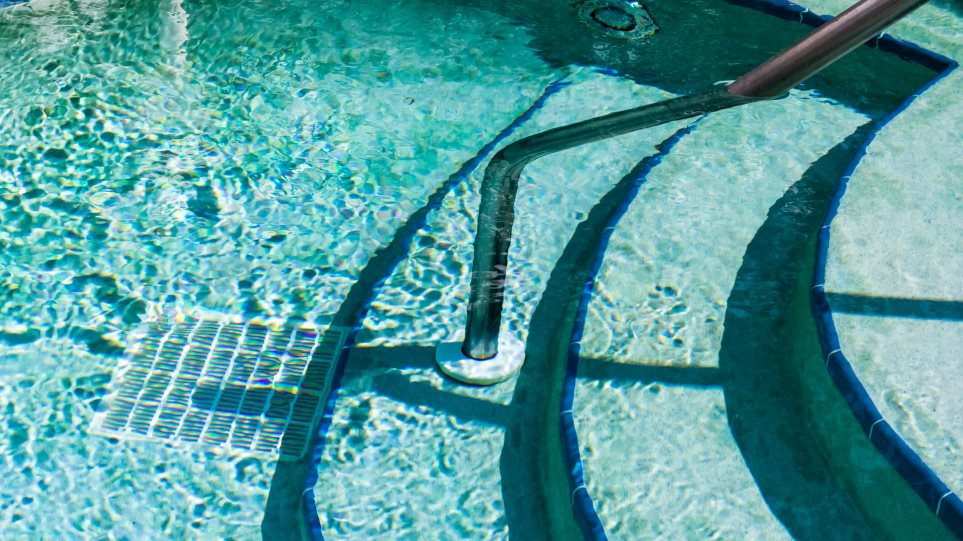 Αίγινα: Θλίψη και ερωτήματα για τον 17χρονο που πνίγηκε σε πισίνα - Media