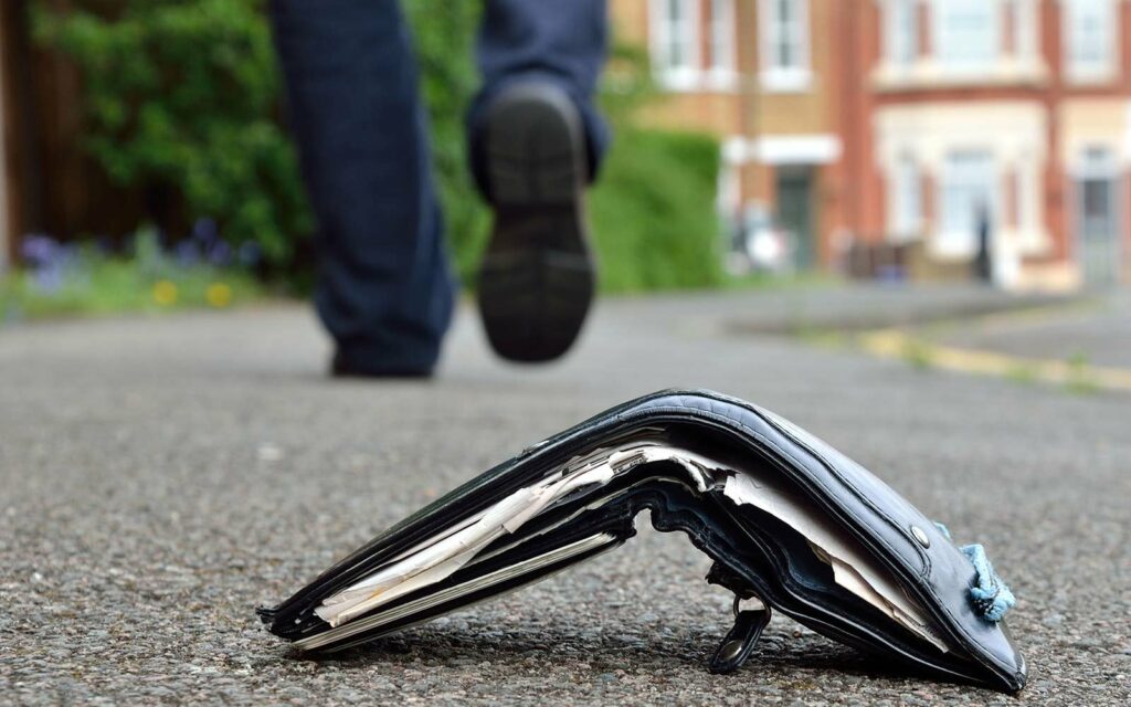 Λαρισαίος  βρήκε 20 ευρώ στον δρόμο και τα παρέδωσε – Δεν βρέθηκε τελικά ο ιδιοκτήτης   - Media