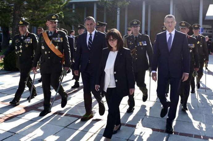 Η ΠτΔ επέδωσε τα ξίφη στους νέους Αξιωματικούς του Ελληνικού Στρατού (Photo) - Media