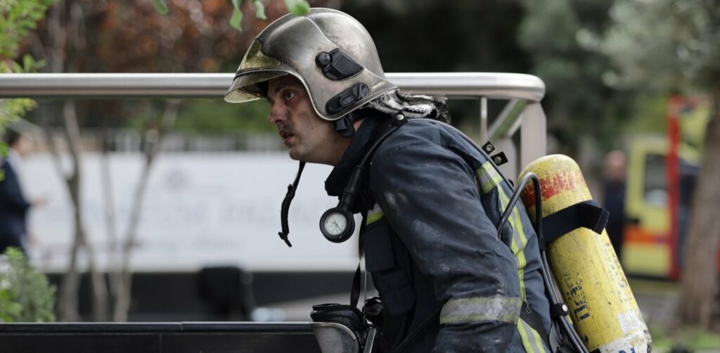 Πανικός λόγω πυρκαγιάς σε πολυκατοικία στον Άλιμο - Media