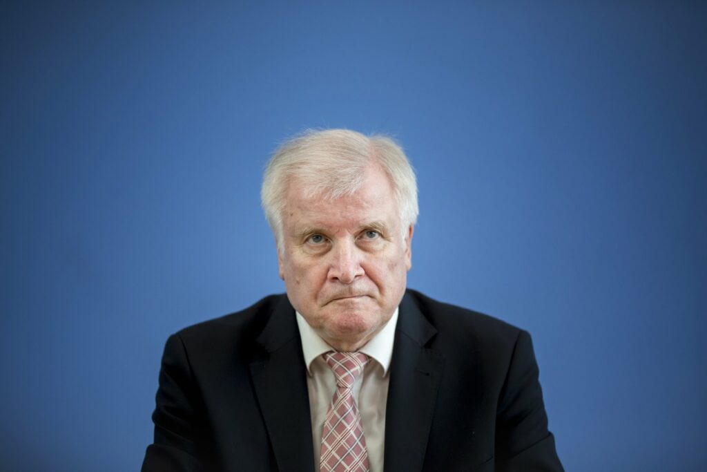 Ζεεχόφερ: Η υποδοχή προσφύγων δεν μπορεί να αφεθεί μόνο σε Ιταλία, Μάλτα, Ελλάδα και Ισπανία - Media