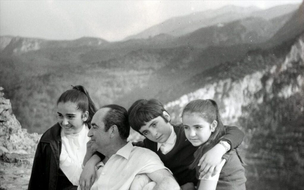 ΕΡΤ: Τρεις φορές, μέσα στο Σαββατοκύριακο, έπαιξε η ταινία για τη ζωή του Κωνσταντίνου Μητσοτάκη  - Media