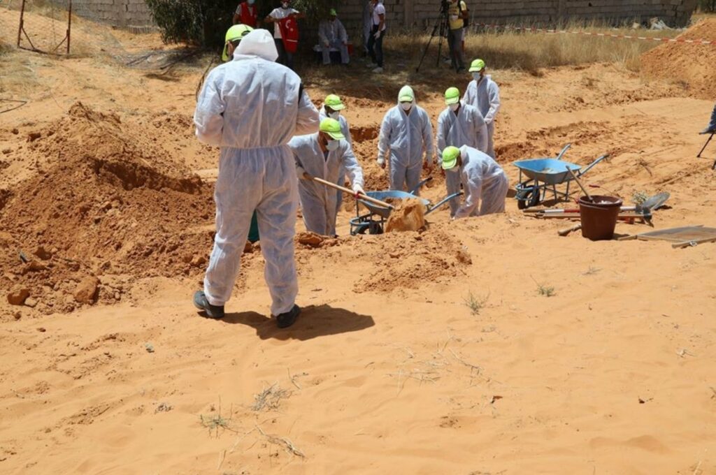 Φρίκη στη Λιβύη: Ομαδικοί τάφοι βρέθηκαν σε περιοχή που κατείχαν οι δυνάμεις του Χάφταρ (Photos/Videos) - Media