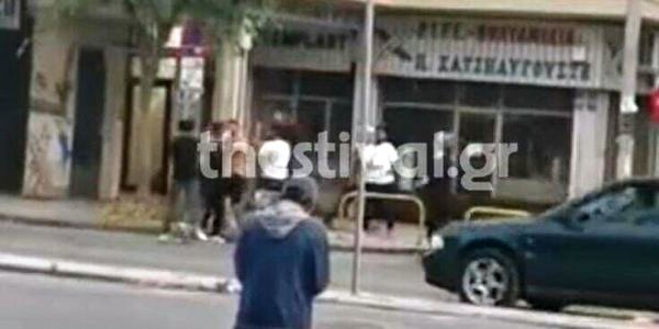 Θεσσαλονίκη: Άγρια συμπλοκή με καδρόνια και ξύλα στο κέντρο της πόλης - Σοκάρει το αιματηρό επεισόδιο (Video) - Media