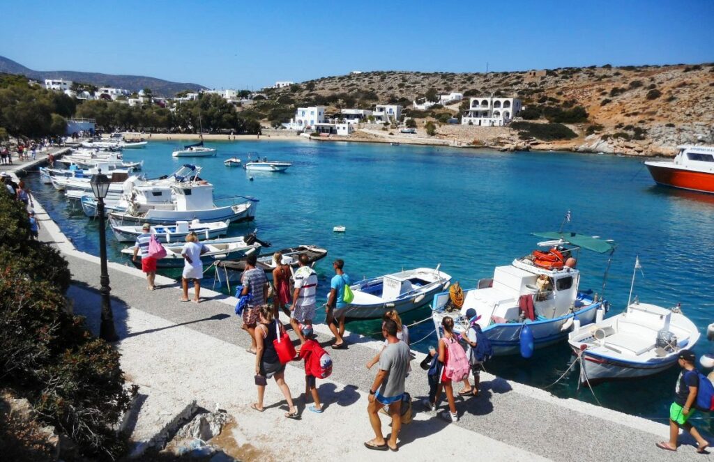 ΕΤΕ: Η Ελλάδα να απαγκιστρωθεί από τον μαζικό τουρισμό στη μετά κορωνοϊό εποχή - Media