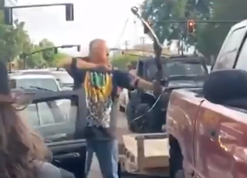 ΗΠΑ-Φλόιντ: Απείλησε διαδηλωτές με... τόξο αλλά δέχθηκε άγρια επίθεση και «έχασε» και το αυτοκίνητό του! (Video) - Media