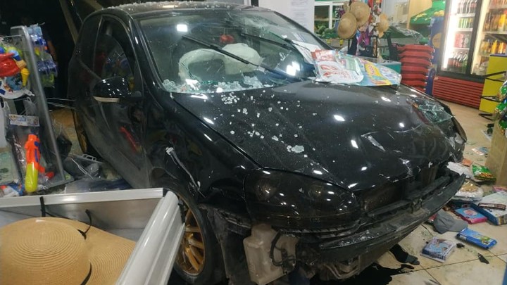 Ρόδος: Αυτοκίνητο καρφώθηκε μέσα σε σούπερ μάρκετ  - Media