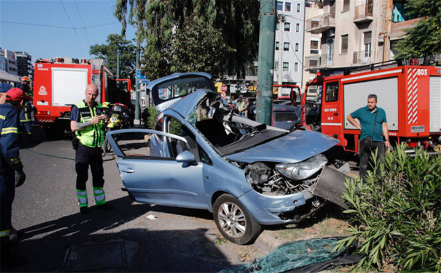 Τροχαίο στη Συγγρού στο ρεύμα προς Πειραιά - Απεγκλώβισαν την οδηγό (Video) - Media