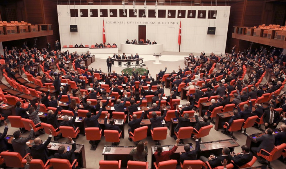 Τουρκία: Καθαίρεσαν τρεις βουλευτές της αντιπολίτευσης - Καταγγελίες για πραξικόπημα - Media