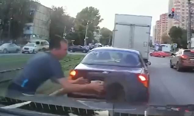 Αστραπιαία αντίδραση: Οδηγός αυτοκινήτου βγαίνει από το όχημα και πιάνει σαν αίλουρος στον αέρα μια αδέσποτη ρόδα που ερχόταν προς το μέρος του (Video) - Media