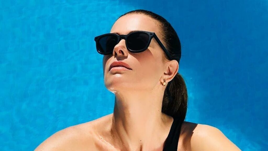 Τζίνα Αλιμόνου: Ποζάρει στον φακό με μαγιό θηλυκό, σέξι και κομψό (Photos) - Media