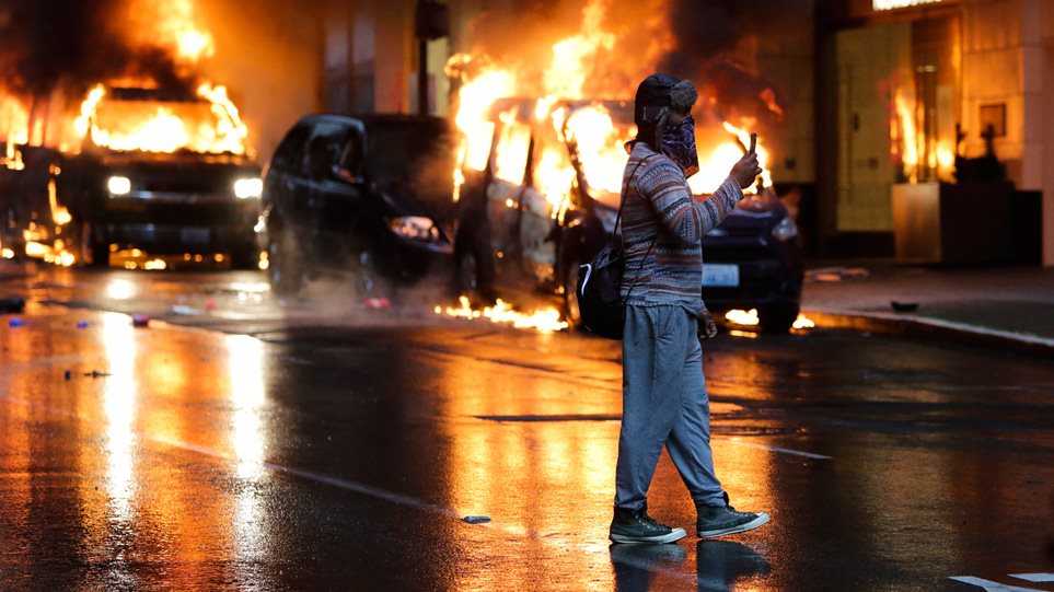 Οργή και χάος για 6η ημέρα στις ΗΠΑ - Διαδηλώσεις και απαγόρευση κυκλοφορίας ακόμα και στη Νέα Υόρκη (Video | Live) - Media