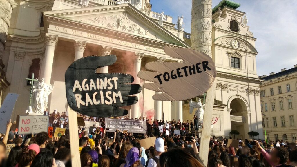 Αυστρία-Φλόιντ: Πρωτοφανής αντιρατσιστική διαδήλωση 50.000 ατόμων στη Βιέννη (Photos/Videos) - Media