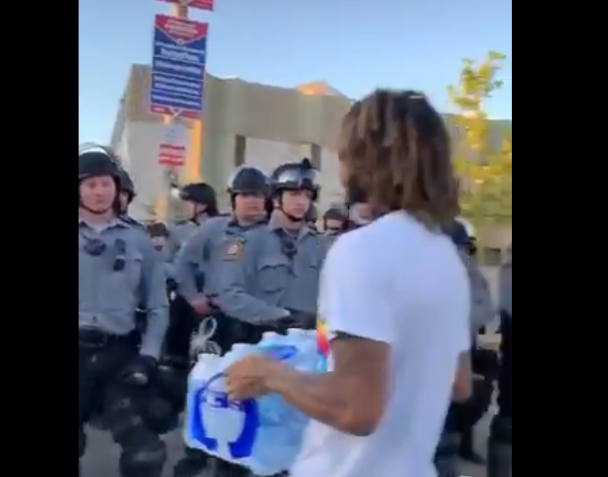 HΠΑ: Διαδηλωτής πρόσφερε νερά σε διμοιρία αστυνομικών κι αυτοί του είπαν «ευχαριστούμε» (Video) - Media