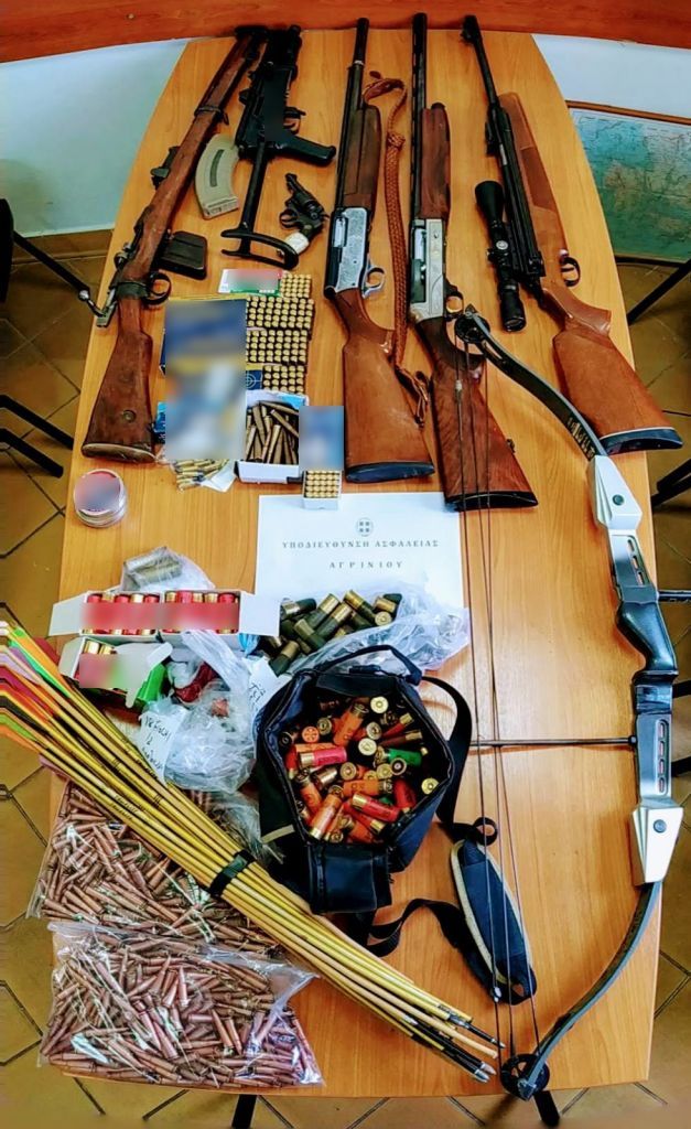 Αγρίνιο: Είχε στο σπίτι του οπλοστάσιο με πολεμικά τουφέκια (Photos) - Media
