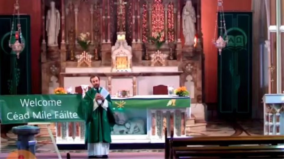 Ιερέας έπαιξε στον ναό τον ύμνο της Λίβερπουλ και πίκαρε τους οπαδούς της Γιουνάιτεντ (Video) - Media