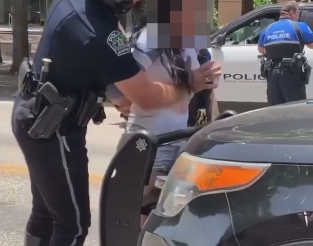 Αστυνομικός έπιανε το στήθος γυναίκας κατά τη διάρκεια της σύλληψής της – Κατακραυγή για σεξουαλική επίθεση (Video) - Media