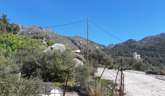 Υπάλληλος της ΔΕΗ συνεθλίβη από φορτηγό και στύλο - Σε σοβαρή κατάσταση στο νοσοκομείο Χανίων - Media