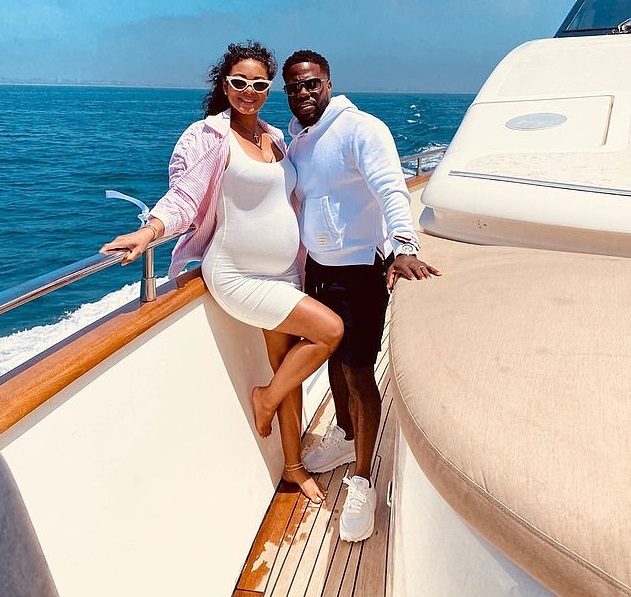 Σε γιοτ γιόρτασε τα γενέθλιά του ο Κέβιν Χαρτ – Οι τρυφερές πόζες με την έγκυο σύζυγό του (Photos) - Media