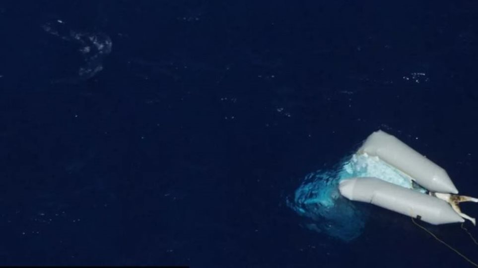 Εικόνα-σοκ της Repubblica: Πτώμα μετανάστη βρίσκεται στη θάλασσα 14 μέρες και κανείς δεν το ανασύρει - Media