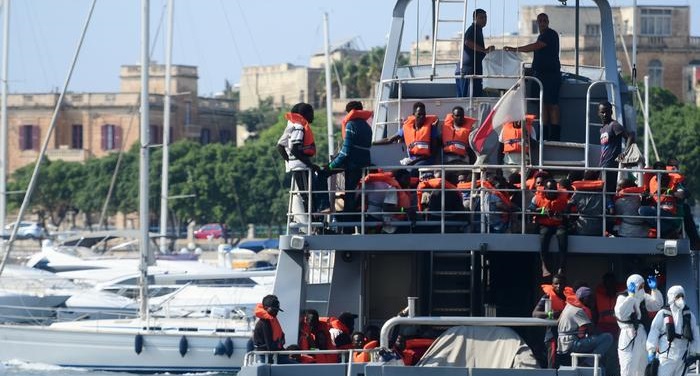 Ο στρατός θα επιτηρεί την καραντίνα μεταναστών στη Σικελία - Media