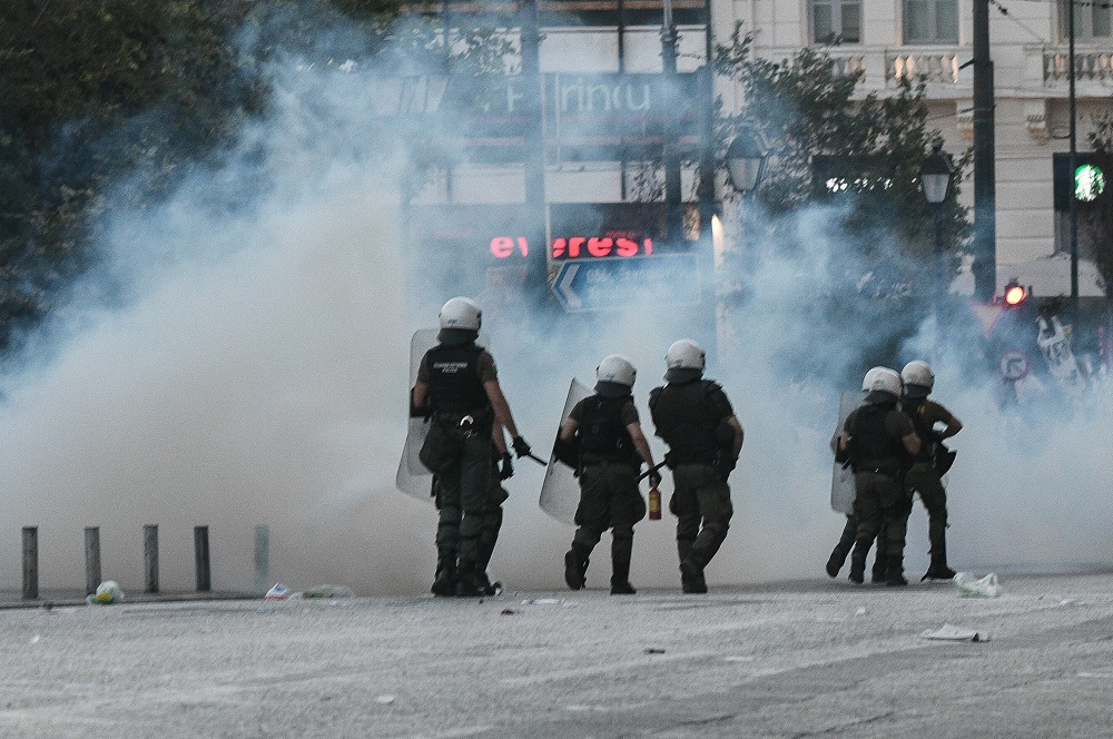 Επεισόδια στο Σύνταγμα: Πεδίο «πολέμου» το κέντρο της Αθήνας (Photos | Video) - Media