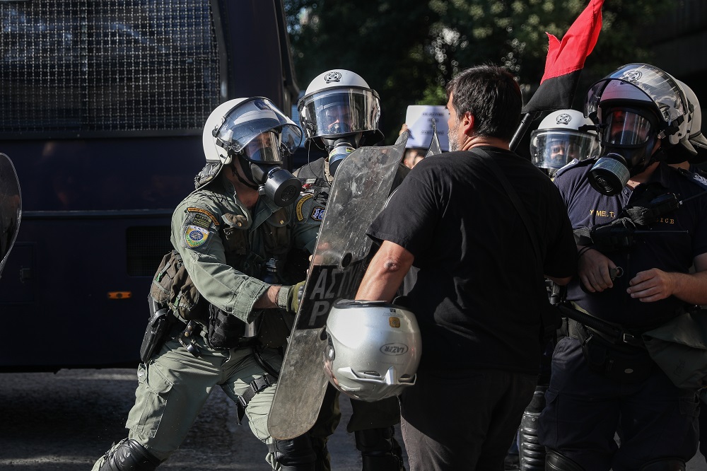 Επεισόδια έξω από την ΑΣΟΕΕ: Αστυνομικοί επιτέθηκαν σε διαδηλωτές που αποχωρούσαν από αντιφασιστική συγκέντρωση (Photos | Video) - Media