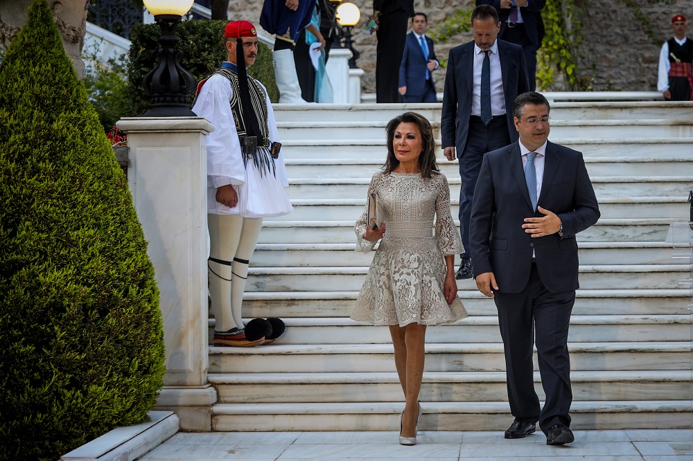 Το ατύχημα σερβιτόρου στο Προεδρικό Μέγαρο: Έσπασε ποτήρι στα πόδια της Γιάννας Αγγελοπούλου (Video) - Media