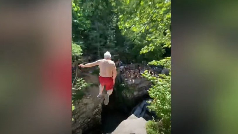 Απίθανος 73χρονος πήδηξε από λόφο στο νερό - Το viral βίντεο που τον αποθεώνουν  - Media