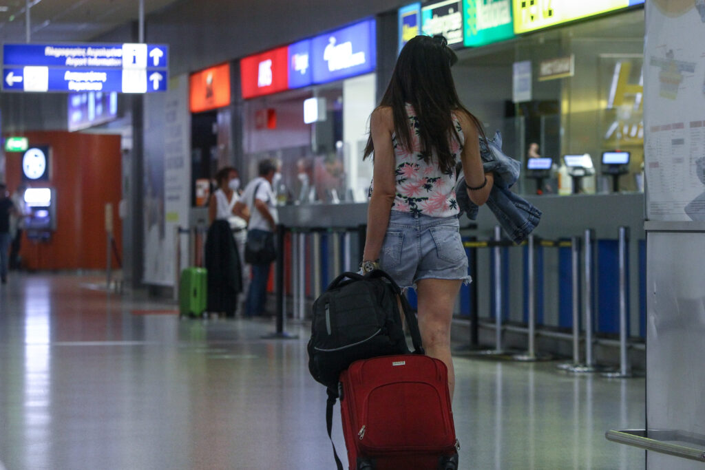 Βρετανία: Μπάχαλο με τις πτήσεις προς Ελλάδα - Μπλόκο στους ταξιδιώτες λόγω PLF - Media