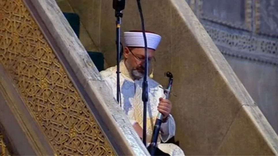 Αγία Σοφία: Ο ανώτατος ιμάμης Αλί Ερμπάς ανέβηκε στον άμβωνα με οθωμανικό ξίφος - Τι συμβολίζει - Media