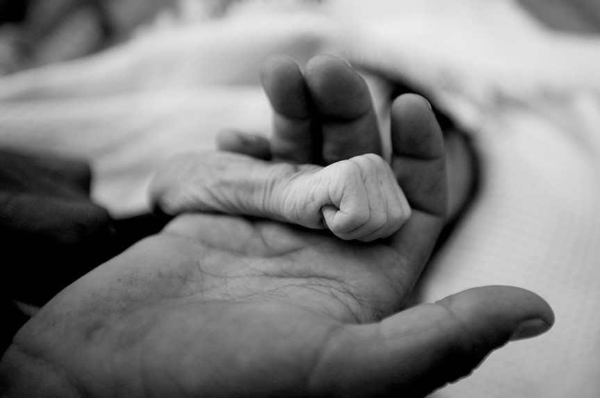 Κτηνωδία: Νεκρό από ασιτία παιδάκι 3 χρονών - Η μητέρα του το παράτησε για να είναι με τον φίλο της (Video) - Media