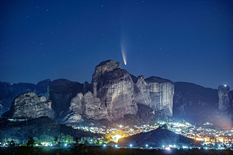 Ένας κομήτης πάνω από τα Μετέωρα: Μοναδικές εικόνες από τη Θεσσαλία και άλλες περιοχές της Ελλάδας (Photos) - Media