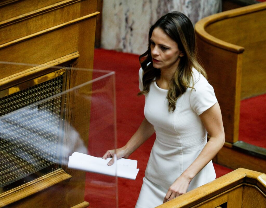 Έντονη αντιπαράθεση Σκυλακάκη - Αχτσιόγλου για τα αναδρομικά  - Media