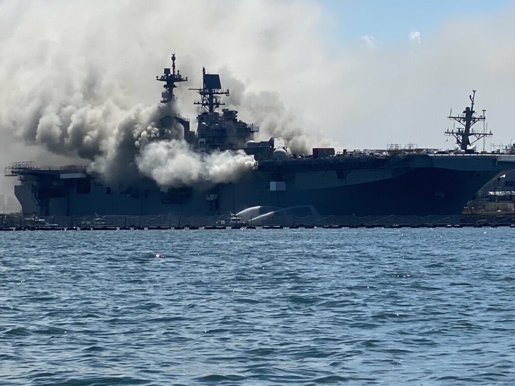 ΗΠΑ: Έκρηξη και μεγάλη φωτιά με 21 τραυματίες ναύτες σε σκάφος αμφίβιας επίθεσης (Videos) - Media