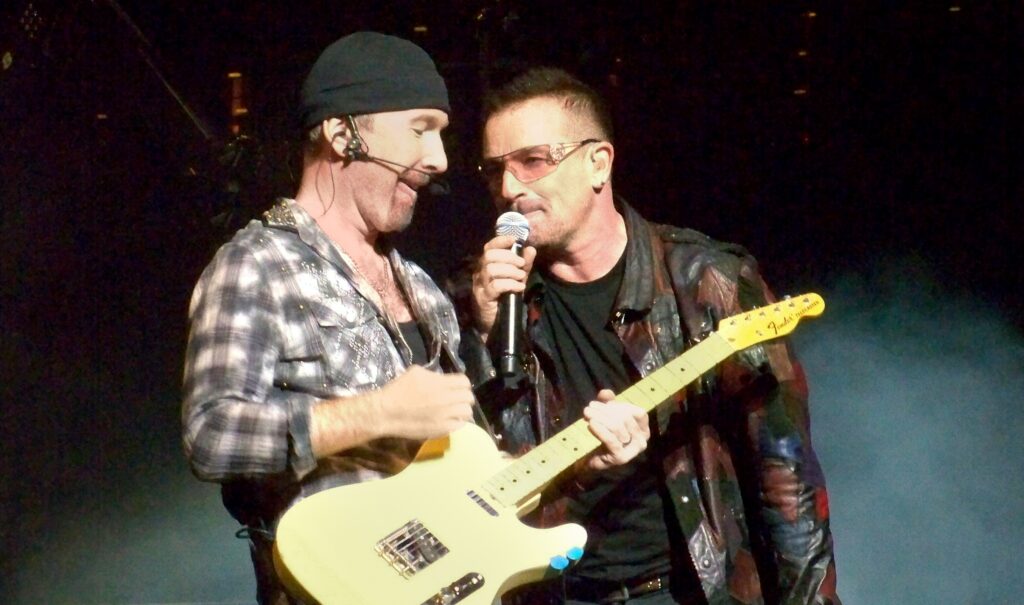 Ο Bono και ο Edge των U2 τραγουδούν το «Stairway to Heaven» για το crew τους (Video) - Media
